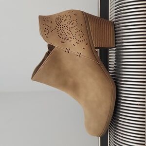 CUTE POP TAN FAUX SUEDE LASER CUT ANKLE BOOTS SZ 9.5